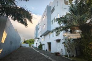an empty street in front of a white building at Nivasa Hotel in Nusa Dua