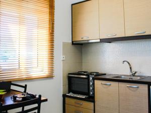 a kitchen with a sink and a stove at Billy's Studio's in Karistos
