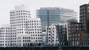 eine Gruppe hoher Gebäude in einer Stadt in der Unterkunft Ruby Leni Hotel Dusseldorf by IHG in Düsseldorf