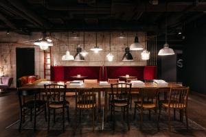 ein Esszimmer mit Tisch und Stühlen in der Unterkunft Ruby Leni Hotel Dusseldorf by IHG in Düsseldorf