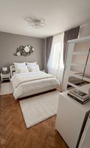 a bedroom with a bed and a bunk bed at Cu Tâmpa la fereastră - Spacious Apartment with Mountain View & 2 Free Parking Spaces in Braşov