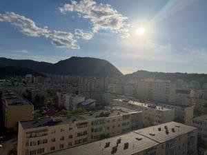 a view of a city with a mountain in the background at Cu Tâmpa la fereastră - Spacious Apartment with Mountain View & 2 Free Parking Spaces in Braşov