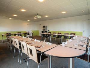 a classroom with tables and chairs in a room at ibis Styles Guéret in Guéret