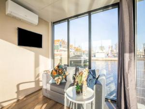 a living room with a couch and a table at Marina Sunrise in Volendam