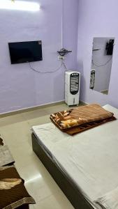 a hospital bed in a room with at RR palace in Pachmarhī