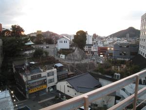 uma vista para a cidade a partir de uma varanda em Hotel Eco Dogo em Matsuyama