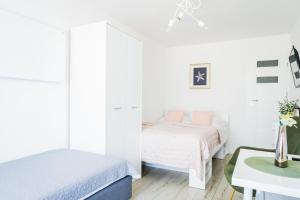 a bedroom with two beds and a table at Willa Bliźniak 2 - 300m od Plaży Śniadanie W Cenie Pobytu in Karwia