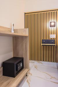 a small black microwave sitting on a counter in a room at Partenope Rooms in Naples