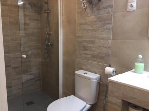 ein Badezimmer mit Dusche, Toilette und Waschbecken in der Unterkunft Hotel Skyline Boadilla in Alcorcón