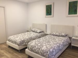 zwei Betten, die in einem Zimmer nebeneinander stehen in der Unterkunft Hotel Skyline Boadilla in Alcorcón