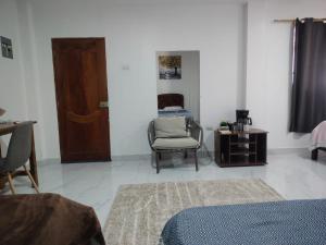a room with a door and a chair and a table at Cuarto en galápagos in Puerto Baquerizo Moreno
