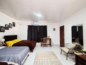 a bedroom with a bed and a chair and a desk at Cuarto en galápagos in Puerto Baquerizo Moreno