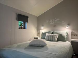 a bedroom with a bed with a pillow on it at Hoveke Paddebroek in Alveringem