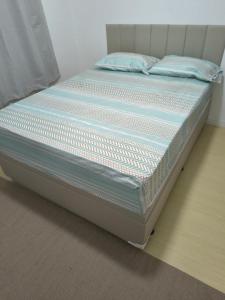 a bed sitting in a bedroom with a mattressvisor at Dream Home Icaraí Niterói in Niterói