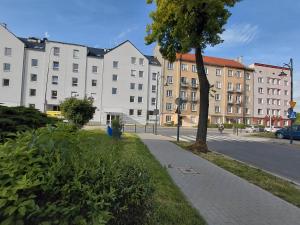 a sidewalk in front of some buildings and a street at Kawalerka nad Odrą in Brzeg