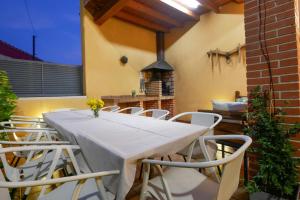 a dining room with a white table and chairs at Casas Rurales Florentino in Robledillo