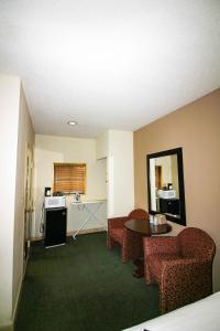 Kuchyň nebo kuchyňský kout v ubytování FairBridge Inn and Suites West Point