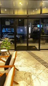 a lobby with two benches and a train in a building at Apart-hotel coração do jardins com manobrista e limpeza diária in São Paulo