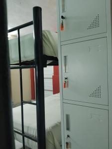 a room with a bunk bed and a mirror at Casa León in Bacalar