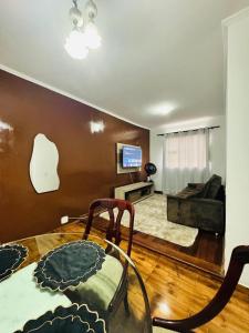 a living room with a couch and a table at Aeroporto de Guarulhos in Guarulhos
