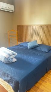 a blue bed with blue pillows on top of it at Apart-hotel coração do jardins com manobrista e limpeza diária in São Paulo