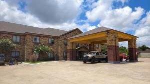 a building with a truck parked in front of it at Studio 7 By Capital O Killeen I-14 in Harker Heights