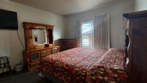 a bedroom with a bed and a dresser and a mirror at Studio 7 By Capital O Killeen I-14 in Harker Heights