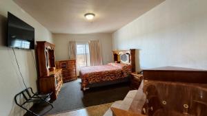a bedroom with a bed and a flat screen tv at Studio 7 By Capital O Killeen I-14 in Harker Heights