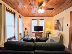 a living room with a couch and a ceiling fan at #08 - One Bedroom Lakeview Cottage-Pet Friendly in Hot Springs