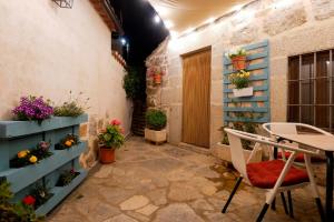 a courtyard with flowers and a table and chairs at Casa Rural El Berrueco in Robledillo