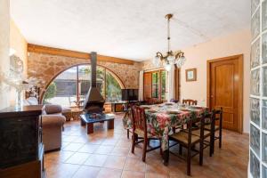 a kitchen and dining room with a table and chairs at Casa rural en Terra Alta con vistas al Tossal d'Engrilló, cerca de la Vía Verde, espacios exteriores, doble barbacoa, ideal para familias, grupos y mascotas in Prat de Compte