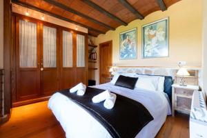 a bedroom with a bed with two towels on it at Casa rural en Terra Alta con vistas al Tossal d'Engrilló, cerca de la Vía Verde, espacios exteriores, doble barbacoa, ideal para familias, grupos y mascotas in Prat de Compte