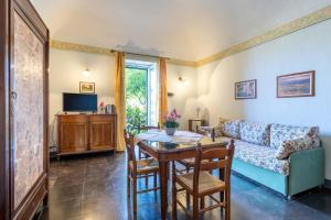 a living room with a couch and a table at Villa Aguglie Con Piscina in Modica