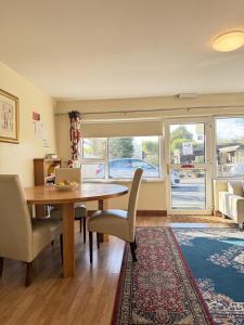 a dining room with a table and chairs and a window at Prestashortstays in Belfast