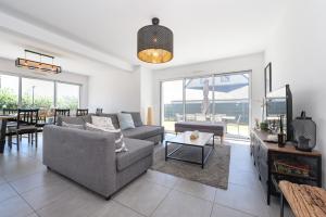 a living room with a couch and a table at Maison de vacances Plouharnel 3star in Plouharnel