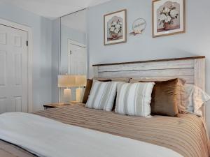 a bedroom with a large bed with white pillows at Silk Oak Tempe in Tempe +23 photos