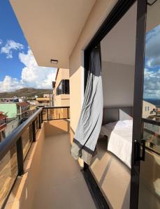 a balcony with a bed and a view of the ocean at Pousada Bela Flor in São Thomé das Letras