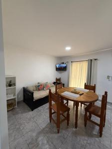 a living room with a table and a couch at La Seven Dpto Turístico in Colón
