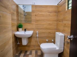 a bathroom with a toilet and a sink at Haputala Blossom guest in Haputale