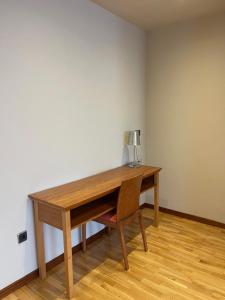 a wooden desk with a lamp on top of a room at Hotel Montaña Central in Caborana