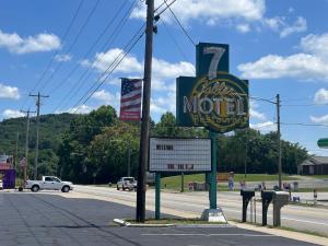 a motel sign on the side of a road at 7 Gables Motel Burnside Near Somerset US 27 in Burnside