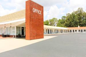 a brick building with an office sign on it at 7 Gables Motel Burnside Near Somerset US 27 in Burnside +29 photos