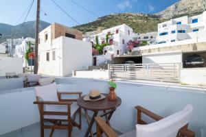a table and chairs on the roof of a building at To Steno in Kamares