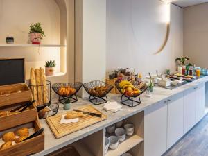 a counter with a bunch of baskets of bread at ibis Styles Metz Centre in Metz