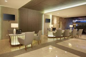 TV in/ali zabaviščno središče v nastanitvi Manado Tateli Resort and Convention