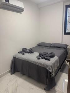 a bedroom with a bed with towels on it at Apartamento del sole in Vitória