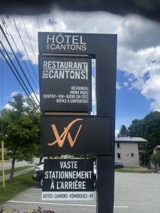 ein Schild für Hotel- und Restaurantkongresse in der Unterkunft Hotel W Des Cantons in Weedon-Centre