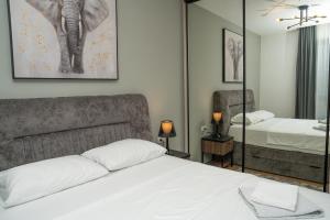 a bedroom with a bed and a mirror at Green Stone lamela B in Rafailovici