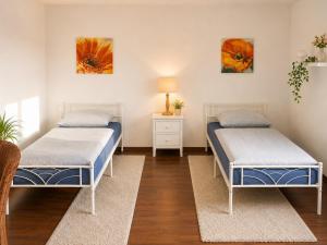 a room with two beds and a table at Apartmenthaus in der Nähe Wolfsburg und VW in Oebisfelde
