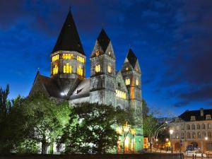 a castle building with its lights on at night at ibis Metz Nord in Woippy